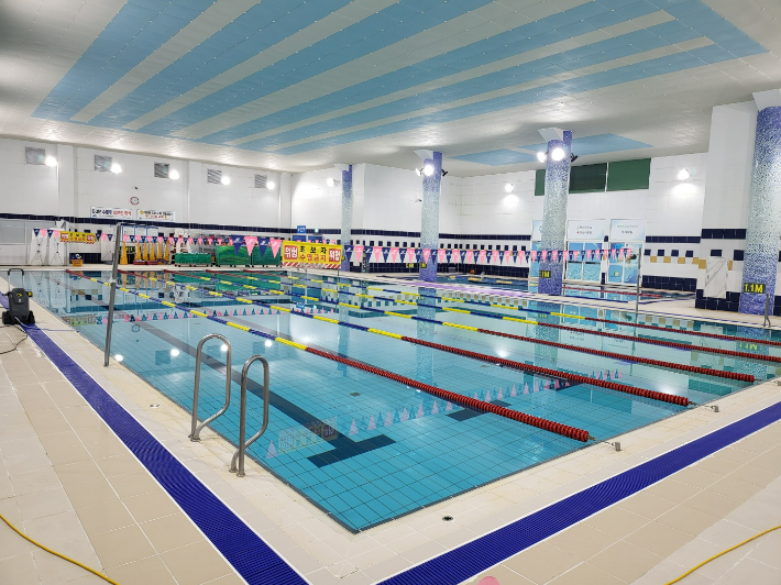 원인 미상의 미생물이 발견된 진해국민체육센터 수영장. 창원시설공단 제공