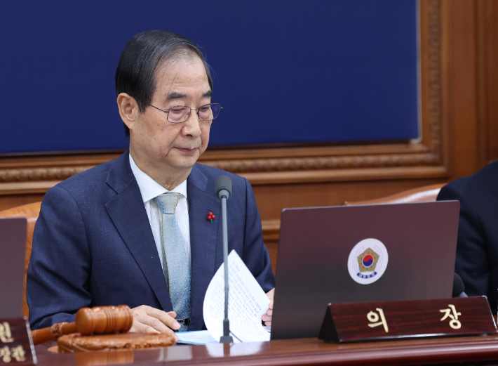 한덕수 대통령 권한대행 국무총리가 19일 정부서울청사에서 임시 국무회의를 하고 있다. 연합뉴스