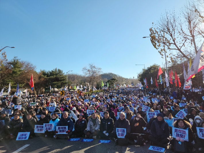 22일 오후 서울 서초구 방배동 남태령역 부근에서  전농을 비롯해 시민들이 시민대회에 참여해 경찰을 규탄했다. 박성은 기자