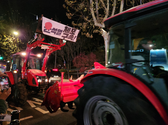 22일 오후 6시 50분쯤 서울 용산구 한남강진역으로 전농 트랙터가 진입하고 있다. 박성은 기자