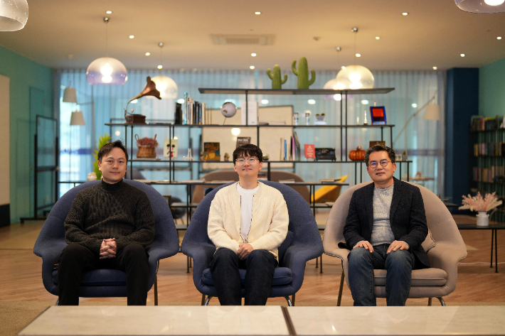사진 왼쪽부터 오현철 교수, 남주한 연구원, 최원영 교수. UNIST 제공