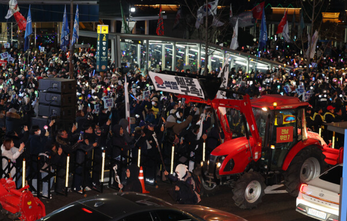 22일 오후 서울 용산구 한강진역에서 열린 '윤석열 체포·구속 농민 행진 보장 촉구 시민대회' 모습. 연합뉴스