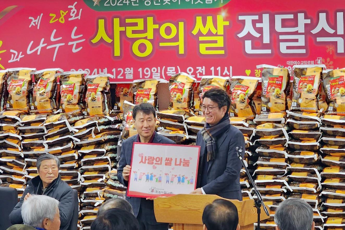 원주제일장로교회가 지난 19일 성탄절을 앞두고 어려운 이웃을 위한 사랑의 쌀을 원주 명륜2동 행정복지센터에 전달했다. 원주시 제공 