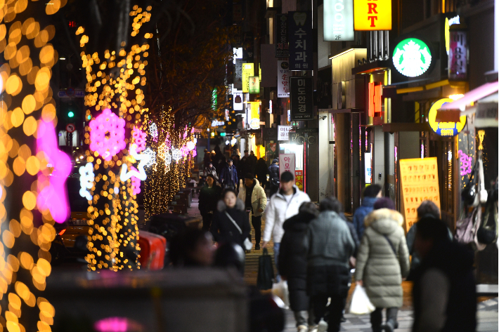 설악로데오거리에 조성한 경관조명. 속초시 제공