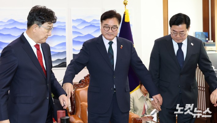 양당 원내대표의 손잡는 우원식 국회의장