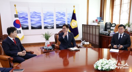 우원식 국회의장(가운데)와 권성동 국민의힘 당대표 권한대행(왼쪽), 박찬대 더불어민주당 원내대표가 23일 국회의장실에서 회동을 갖고 대화하고 있다. 2024.12.23