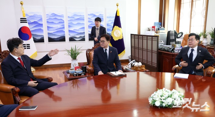 우원식 국회의장(가운데)와 권성동 국민의힘 당대표 권한대행(왼쪽), 박찬대 더불어민주당 원내대표가 23일 국회의장실에서 회동을 갖고 대화하고 있다. 2024.12.23