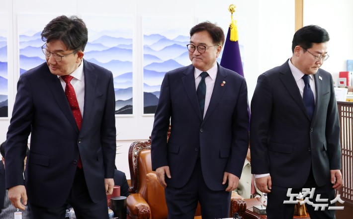우원식 국회의장(가운데)와 권성동 국민의힘 당대표 권한대행(왼쪽), 박찬대 더불어민주당 원내대표가 23일 국회의장실에서 열린 회동에서 인사름 마치고 자리로 돌아가고 있다. 2024.12.23
