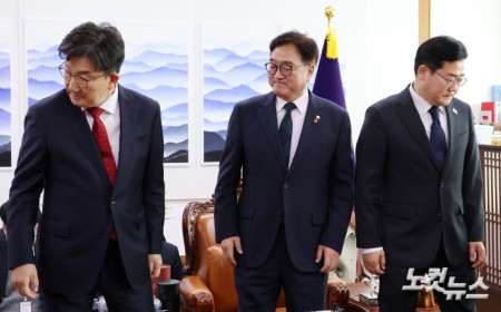우원식 국회의장(가운데)와 권성동 국민의힘 당대표 권한대행(왼쪽), 박찬대 더불어민주당 원내대표가 23일 국회의장실에서 열린 회동에서 인사름 마치고 자리로 돌아가고 있다. 2024.12.23