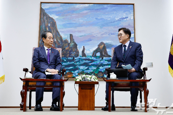 우원식 국회의장이 15일 국회에서 한덕수 대통령 권한대행 겸 국무총리를 접견하고 있다. 국회사진취재단