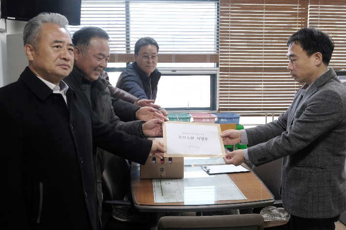 김진하 사퇴 촉구 범군민 투쟁위원회'는 10일 오전 양양군선거관리위원회에 주민소환 청구 서명부를 제출했다. 투쟁위원회 제공