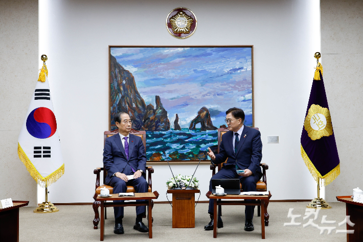 우원식 국회의장이 15일 국회에서 한덕수 대통령 권한대행 겸 국무총리를 접견하고 있다. 국회사진취재단