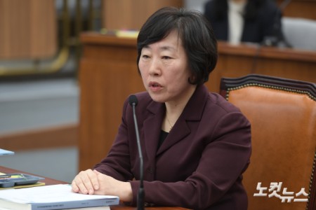 정계선 헌법재판관 후보자가 23일 서울 여의도 국회에서 열린 인사청문회에서 의원 질의에 답변을 하고 있다.