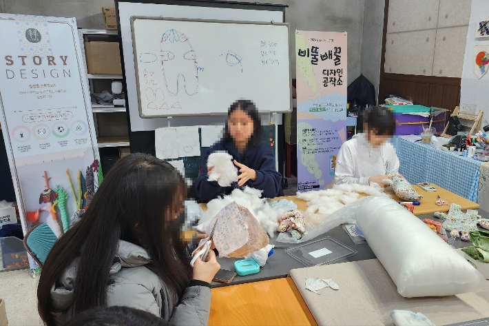 협동조합 보물은 지난 19일 서울아산병원 어린이병동에서 포항 지역 학교밖 청소년들이 바느질로 손수 만든 애착인형을 혈액암 환아들에게 전달하는 전달식을 가졌다. 협동조합 보물 제공