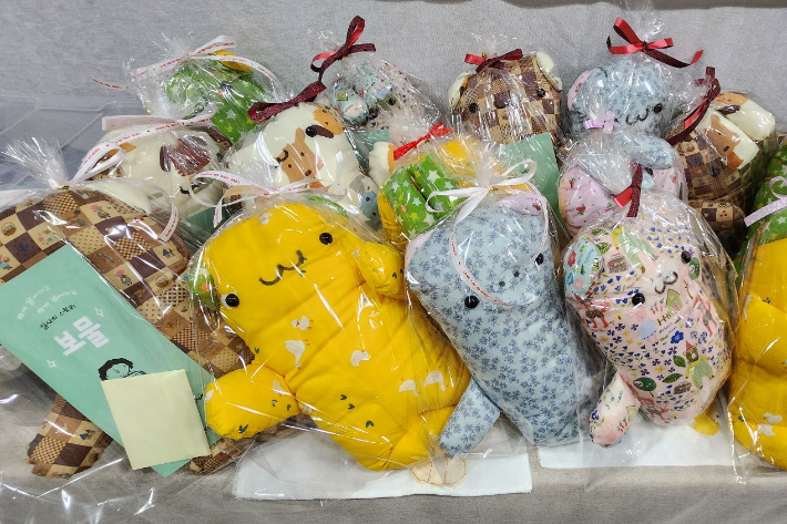 학생들이 직접 만든 애착인형. 협동조합 보물 제공