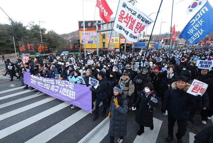 22일 오후 경찰의 차벽이 열려, 전농과 시민들의 행진이 재개된 모습. 연합뉴스