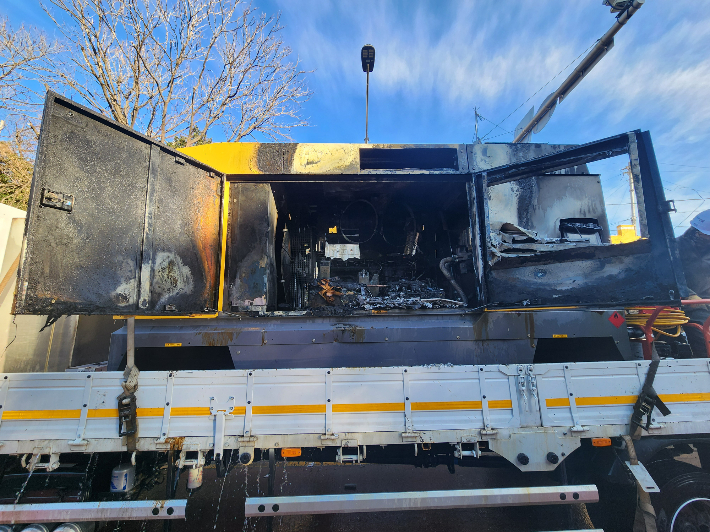 23일 오전 8시 40분쯤 부산 북구 만덕동의 한 도로 공사 현장에서 대형 공기압축기에 불이 났다. 부산소방재난본부 제공