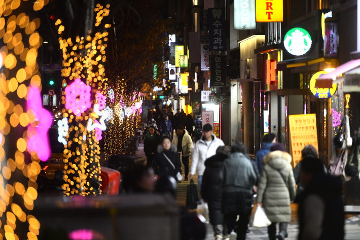 설악로데오거리에 조성한 경관조명. 속초시 제공