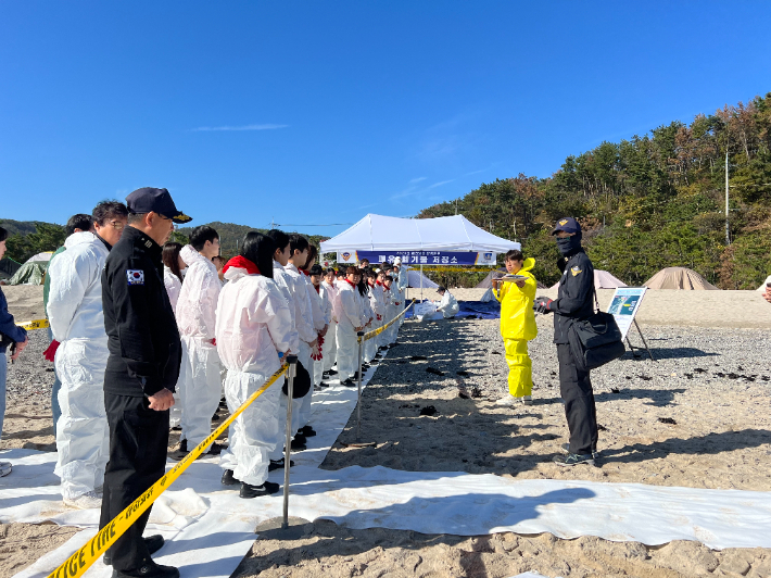 월성원자력본부와 경주시, 포항해양경찰서를 비롯한 10개 기관단체가 지난 11월 경주 오류해수욕장에서 해안방제 합동훈련을 진행하고 있다. 경주시 제공