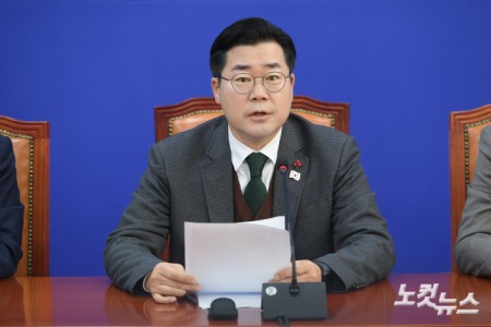 더불어민주당 박찬대 원내대표가 24일 서울 여의도 국회에서 열린 원내대책회의에서 발언을 하고 있다.