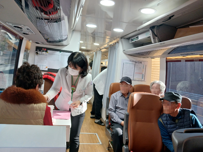 울진군이 시행 중인 '찾아가는 건강버스'. 울진군 제공