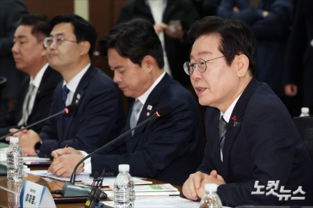 이재명 더불어민주당 대표가 24일 오전 서울 중구 서민금융진흥원에서 중앙서민금융통합지원센터 현장 방문 후 열린 