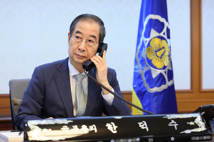 통화하는 한덕수 대통령 권한대행 국무총리. 연합뉴스