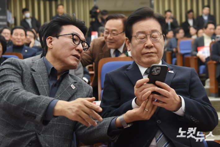 스마트폰 확인하는 이재명 대표