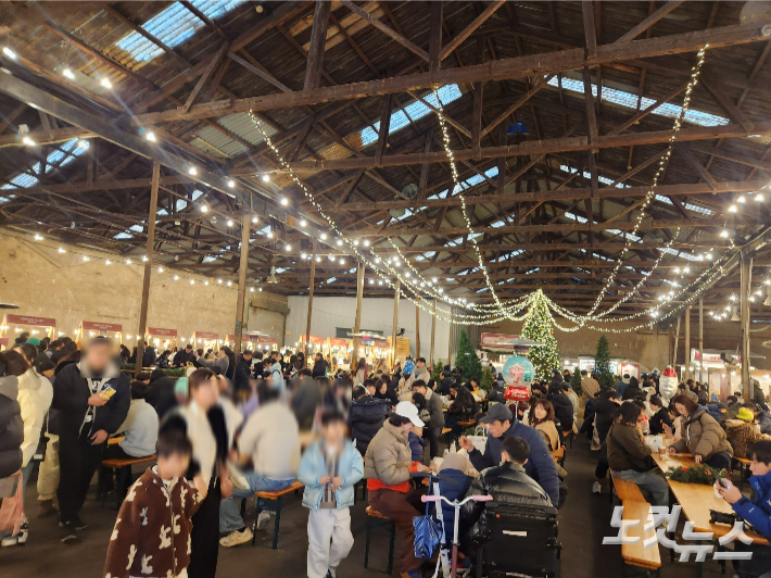 부산 영도구에 열린 '크리스마스 빌리지 부산' 행사장이 인파로 북적이는 모습. 정혜린 기자