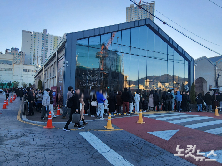 22일 오후 부산 영도구에 열린 크리스마스 마켓 부산 행사장에 들어가기 위해 길게 줄을 선 모습. 정혜린 기자