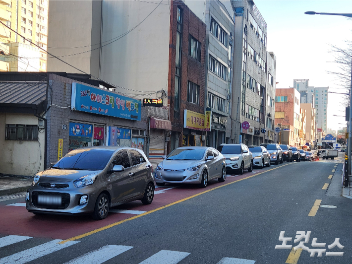 부산 영도구 크리스마스 빌리지 부산 행사장 앞 도로가 차량들로 가득 찬 모습. 정혜린 기자