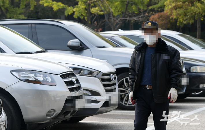 서울 시내 한 아파트 경비원이 순찰을 돌고 있다.