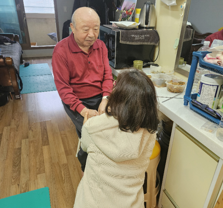 반찬봉사 중에 만난 어르신. 김미형 대표 제공