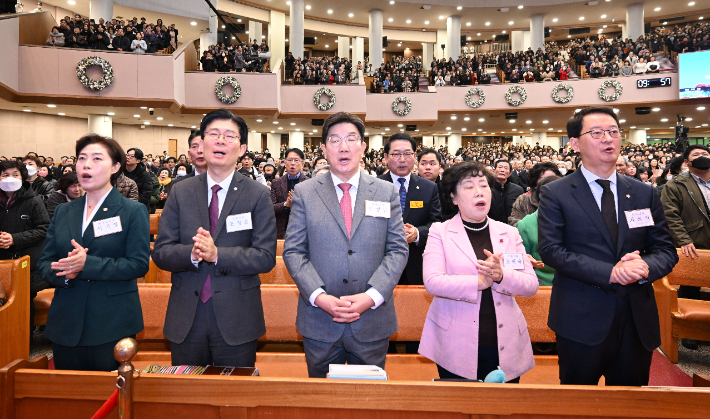 국민의힘 권성동 당 대표 권한대행 겸 원내대표를 비롯한 의원들이 25일 서울 여의도순복음교회에서 성탄예배를 하고 있다. 순복음교회 제공