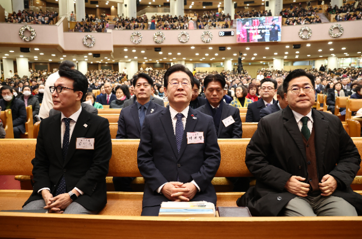 더불어민주당 이재명 대표가 25일 서울 여의도순복음교회에서 열린 성탄예배에 참석해 있다. 연합뉴스