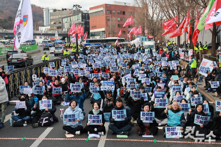 진보당은 성탄절인 25일 오후 3시 서울 용산구 한남동 대통령 관저 인근 대로변에서 정권 규탄 집회를 열었다. 진보당 제공