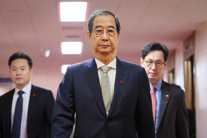 한덕수 대통령 권한대행이 24일 정부서울청사에서 열린 국무회의에 참석하고 있다. 총리실 제공