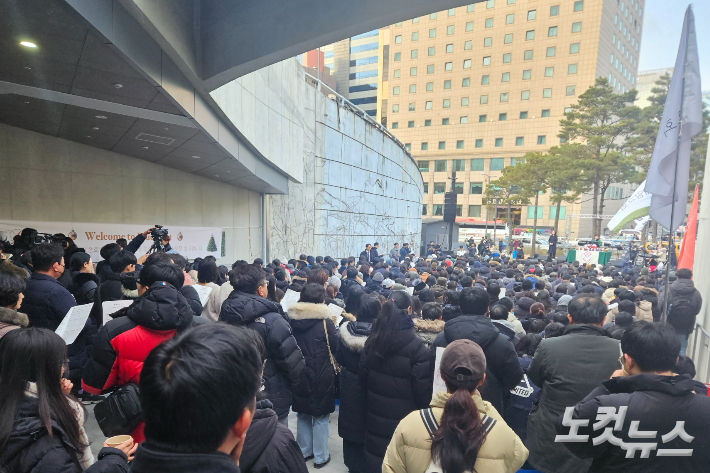 25일, 세종호텔 건너편 남산예장공원에서 진행된 '2024 고난받는 이들과 함께하는 성탄절 연합예배'.