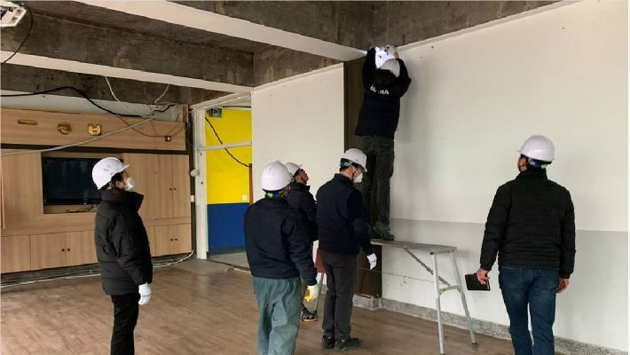 학교내 석면을 제거하고 있는 모습. 울산광역시교육청 제공 