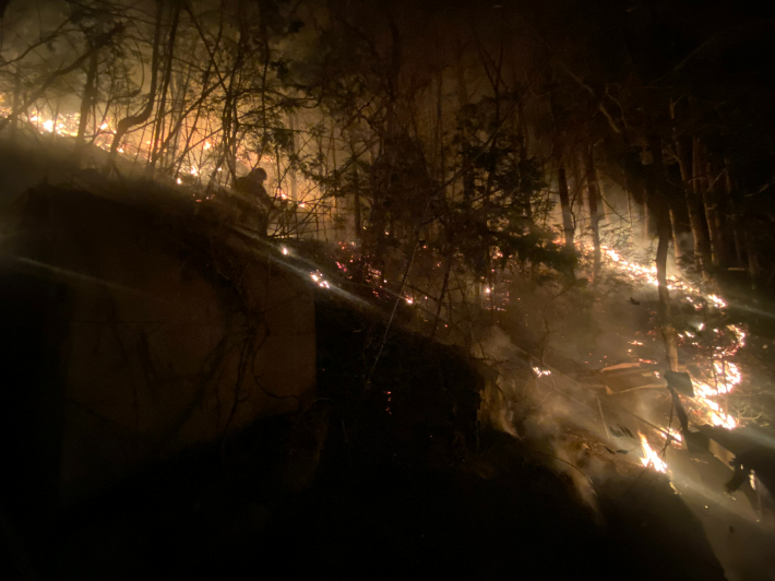 부산 기장군의 한 교회 주변에서 시작된 불로 임야 600㎡가 불에 탔다. 부산소방재난본부 제공