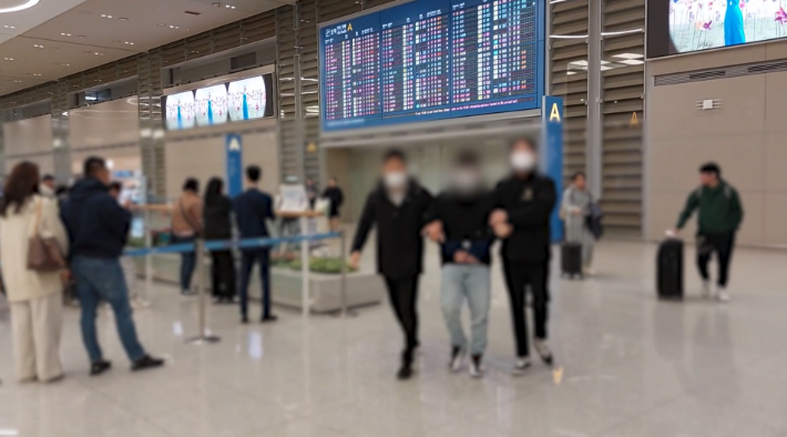 부산경찰청 안보수사과는 테러조직에 가입한 지인에게 자금을 제공한 혐의로 20대 외국인 남성을 구속 송치했다. 사진은 국내 강제송환 모습. 부산경찰청 제공