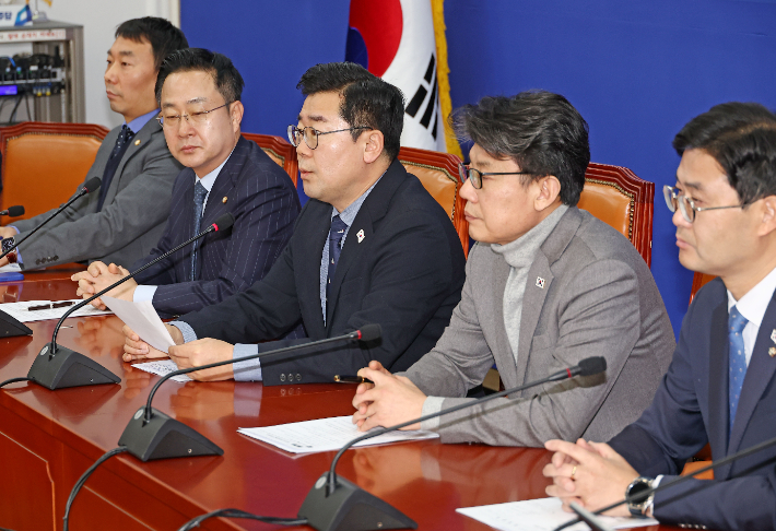 더불어민주당 박찬대 원내대표가 26일 서울 여의도 국회에서 열린 정책조정회의에서 발언하고 있다. 연합뉴스