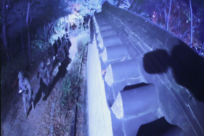 김민기 국회 사무총장은 24일 서울 여의도 국회 소통관에서 지난 4일 윤석열 대통령이 비상계엄을 선포했을 당시 국회의장 공관으로 출동한 군인들이 포착된 공관 폐쇄회로(CC)TV를 공개했다. 연합뉴스