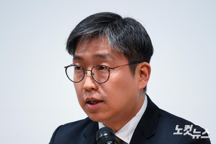 기자회견문 낭독하는 유승수 변호사