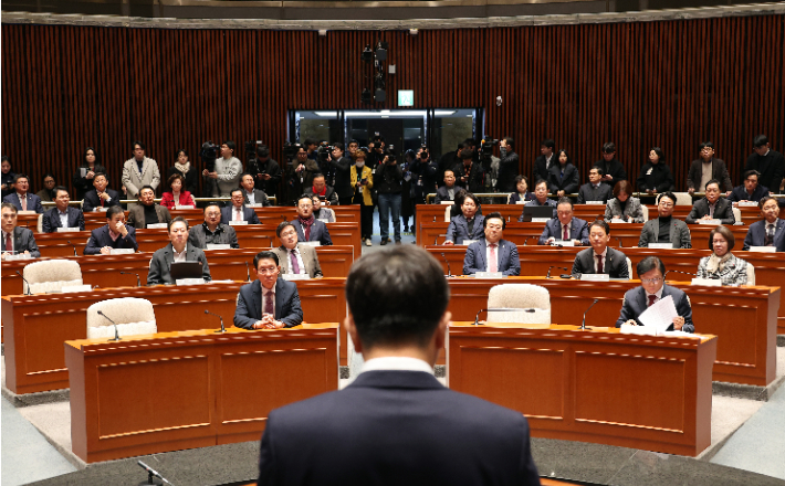 국민의힘 권성동 당 대표 권한대행 겸 원내대표가 26일 국회에서 열린 국민의힘 의원총회에서 발언하고 있다. 연합뉴스