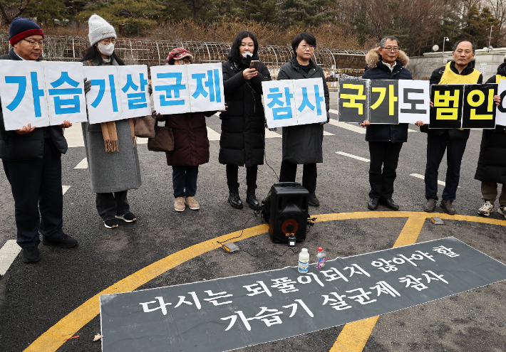 지난 2월 6일 오후 서울 서초동 법원 삼거리에서 환경보건시민센터 주최로 열린 '가습기살균제 참사 세퓨 제품피해 국가책임 민사소송 2심 판결에 대한 입장발표 기자회견'에서 한 피해자가 발언하는 모습. 연합뉴스