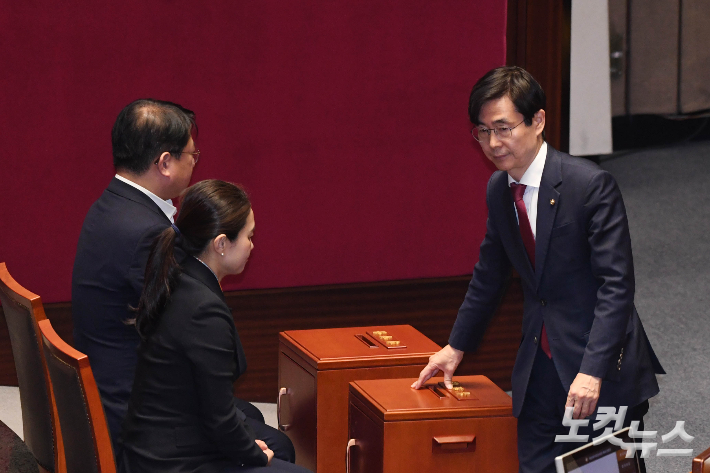 조경태 "계엄은 반역죄인데 탄핵 반대? 앞뒤 안 맞다"