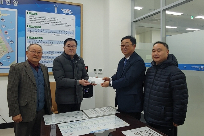 포항시 남구 송도동은 26일 포항송도교회(담임목사 김휘동, 우측 두 번째)에서 취약계층 지원을 위한 후원금 400만원을 학산종합복지관을 통해 송도동 저소득 기금으로 기탁했다고 밝혔다. 포항시청 제공