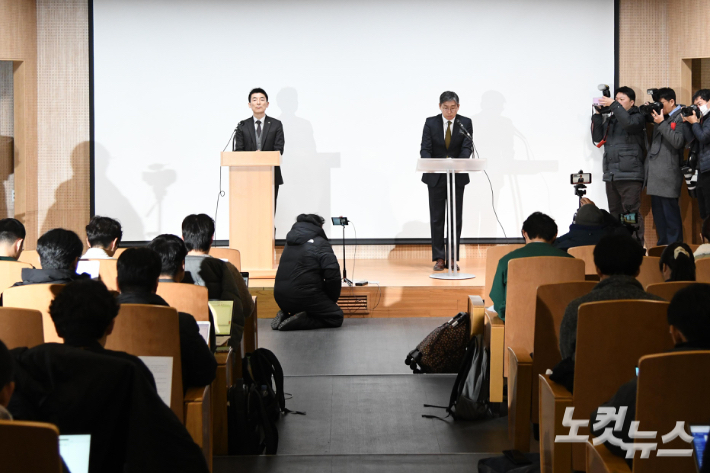 '12·3 비상계엄' 사태 핵심 피의자 김용현 전 국방부 장관 측의 변호인단인 유승수(오른쪽), 이하상 변호사가 26일 오전 서울 서초구 한국 컨퍼런스센터에서 김 전 장관의 입장을 전하고 있다. 박종민 기자