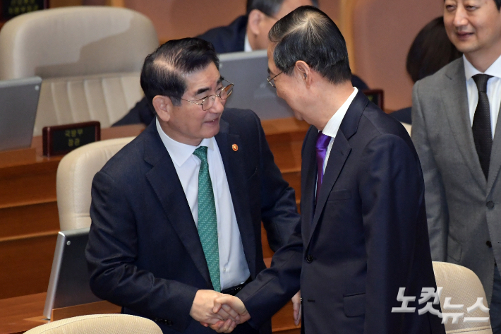 지난 11월 4일 서울 여의도 국회에서 열린 제418회국회(정기회) 제11차 본회의에서 만나 인사하는 김용현 당시 국방부 장관과 한덕수 국무총리. 윤창원 기자